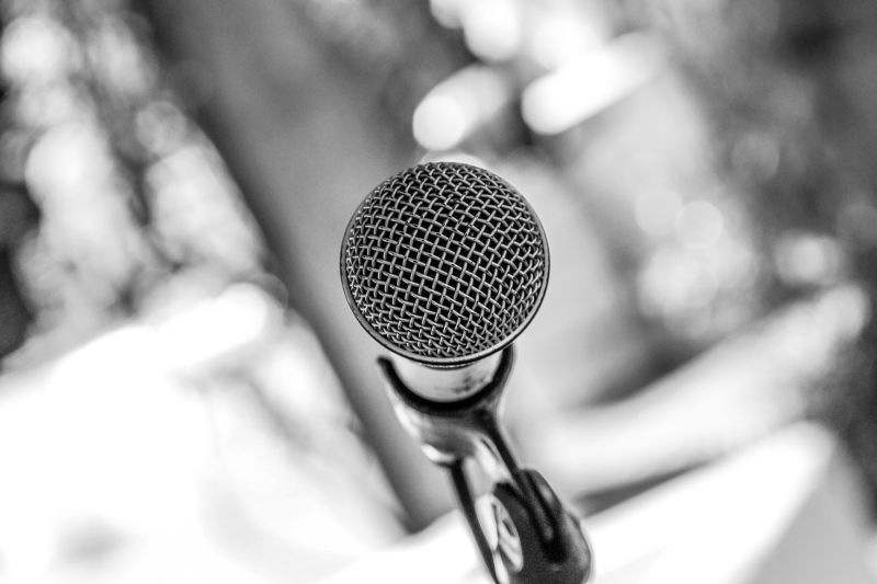 Come scegliere un microfono in base all’ambiente di utilizzo: considerazioni e prodotti